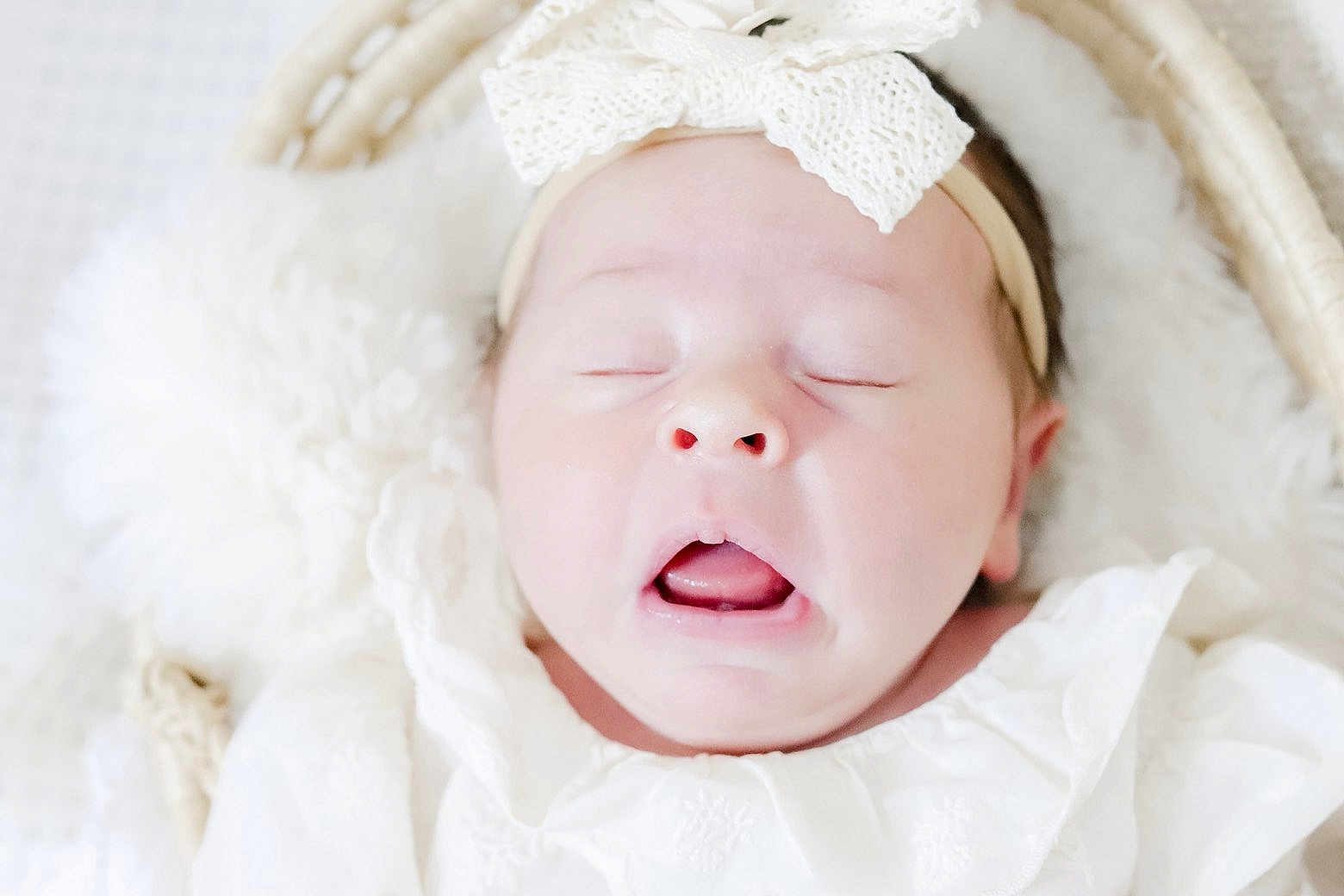 Luna participe au concours pour gagner de l'argent avec cette photo : baby, newborn, infant, sleeping, headband, bow, white_clothing, blanket, basket, portrait, cute, mouth_open, eyes_closed, soft_texture, close_up, cheeks, skin, nursery, peaceful, face