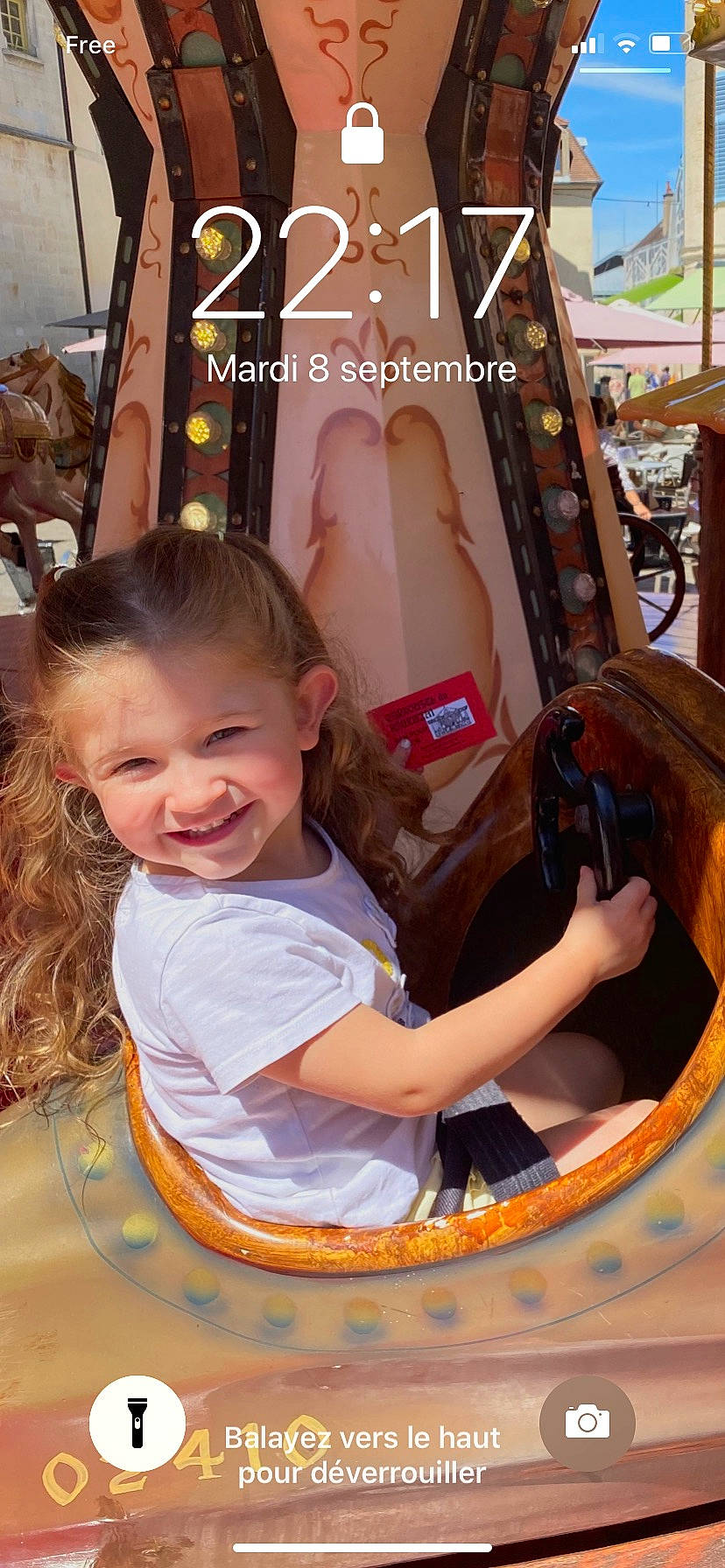 Lyne a rejoint le concours — aidez-le/la à gagner de superbes lots ! amusement_park, amusement_ride, carousel, child, fun, joy, leisure, nonbuilding_structure, park, person, play, product, recreation, toddler