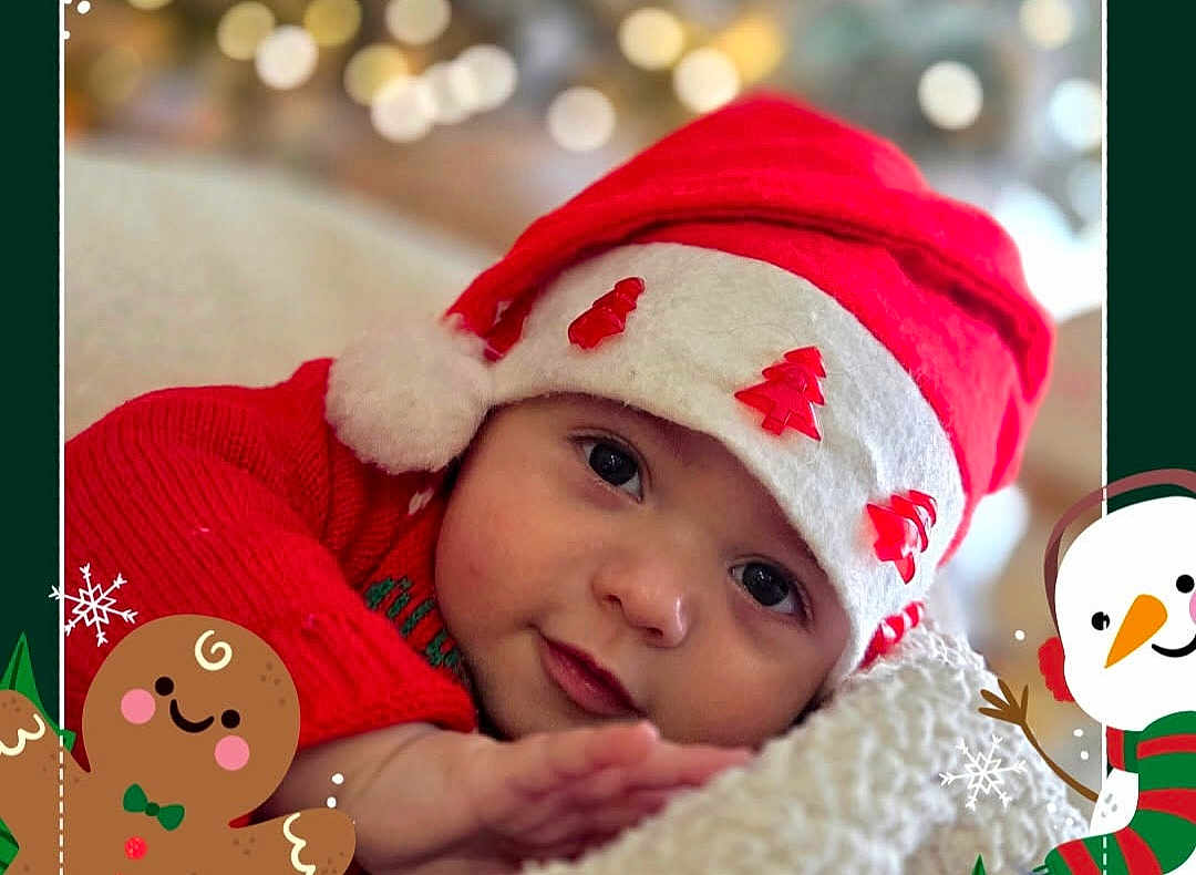 Arthur participe au concours pour gagner de l'argent avec cette photo : baby, infant, christmas_hat, red_clothing, holiday, festive, face, cute, smiling, indoors, soft_blanket, decorations, cartoon_gingerbread, cartoon_snowman, winter, closeup, portrait, holiday_season, celebration, child