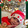 Arthur participe au concours pour gagner de l'argent avec cette photo : baby, child, face, red_hat, christmas_hat, festive, holiday, blanket, cozy, smiling, cute, indoors, portrait, christmas_decorations, gingerbread, snowman, seasonal, warm_clothing, soft_focus, framed_photo