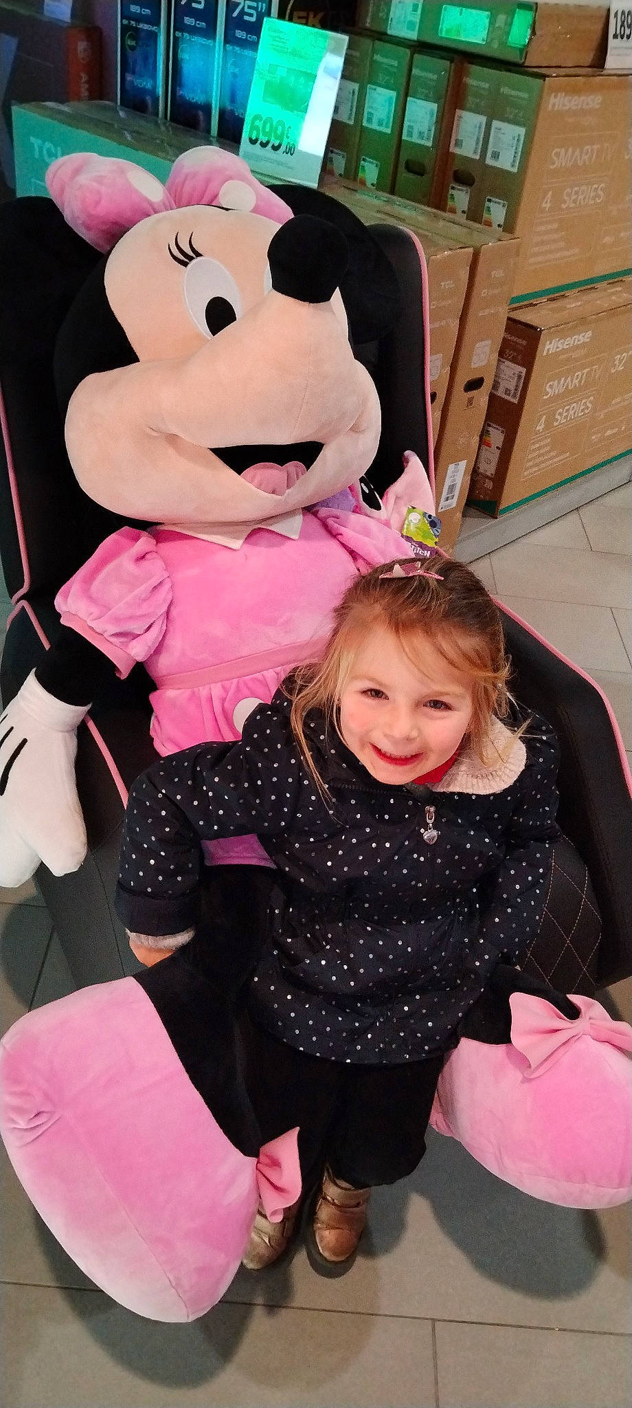 Eva a rejoint le concours — aidez-le/la à gagner de superbes lots ! baby_toddler_clothing, box, child, event, fun, fur, happy, joy, leisure, magenta, person, pink, plush, purple, recreation, sitting, smile, snapshot, sock, stuffed_toy