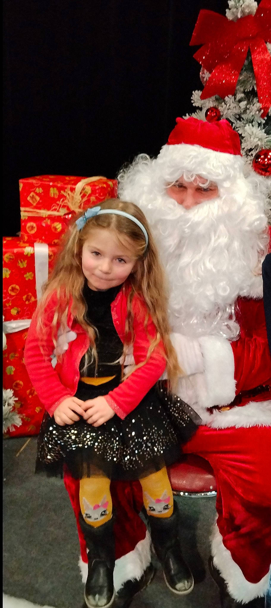 Eva a rejoint le concours — aidez-le/la à gagner de superbes lots ! beard, christmas, christmas_eve, event, facial_expression, fun, happy, hat, holiday, human_body, joy, lap, organ, pattern, person, red, santa_claus, smile, sock, thigh