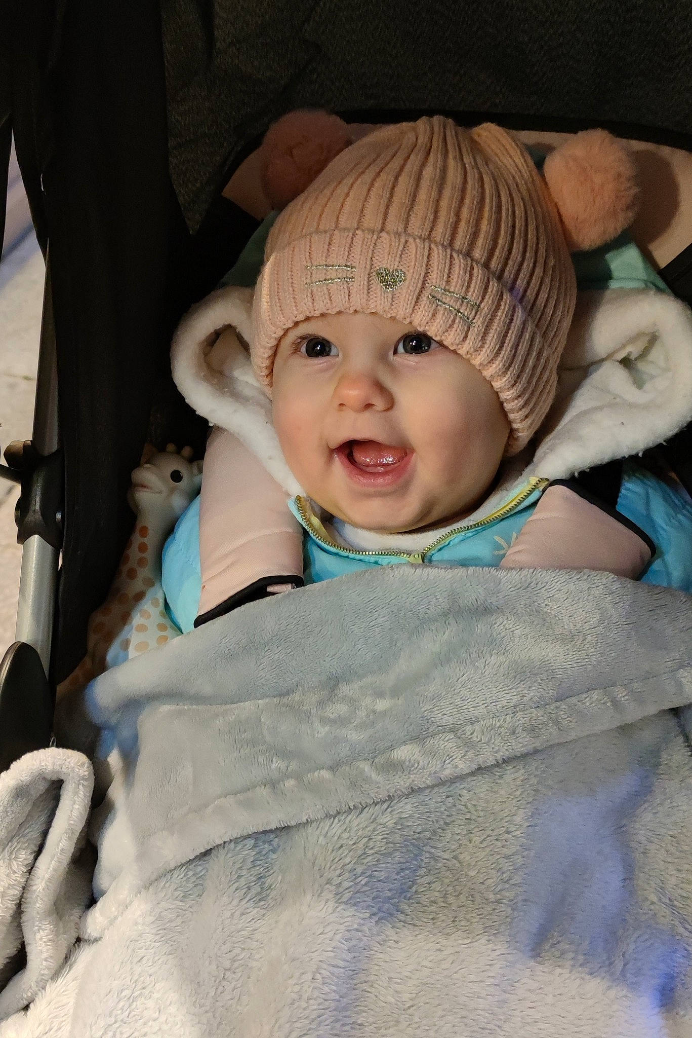 Maëllya participe au concours pour gagner de l'argent avec cette photo : baby, baby_toddler_clothing, cap, cheek, comfort, eye, eyebrow, happy, hat, head, headgear, headwear, human_body, iris, lip, mouth, nose, person, skin, smile