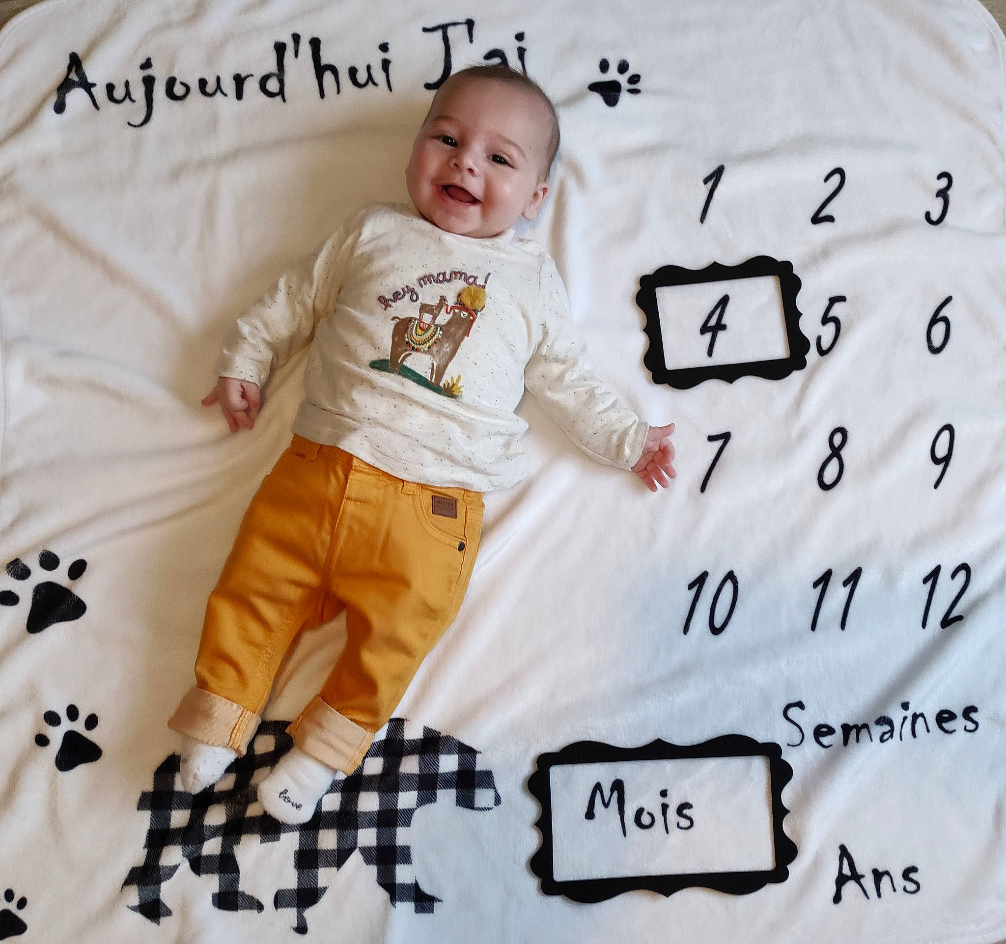 Raphaël participe au concours pour gagner de l'argent avec cette photo : baby, baby_toddler_clothing, brand, child, comfort, font, happy, jersey, linens, logo, pattern, person, product, room, sleeve, smile, t_shirt, textile, toddler, uniform