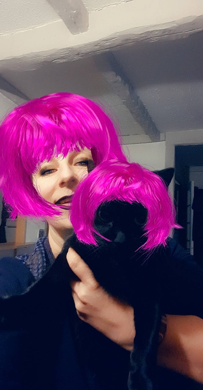 Lucky a rejoint le concours — aidez-le/la à gagner de superbes lots ! black_hair, cool, cosplay, costume, fictional_character, fun, hair, hair_coloring, hairstyle, magenta, mouth, photography, pink, purple, smile, style, violet, wig