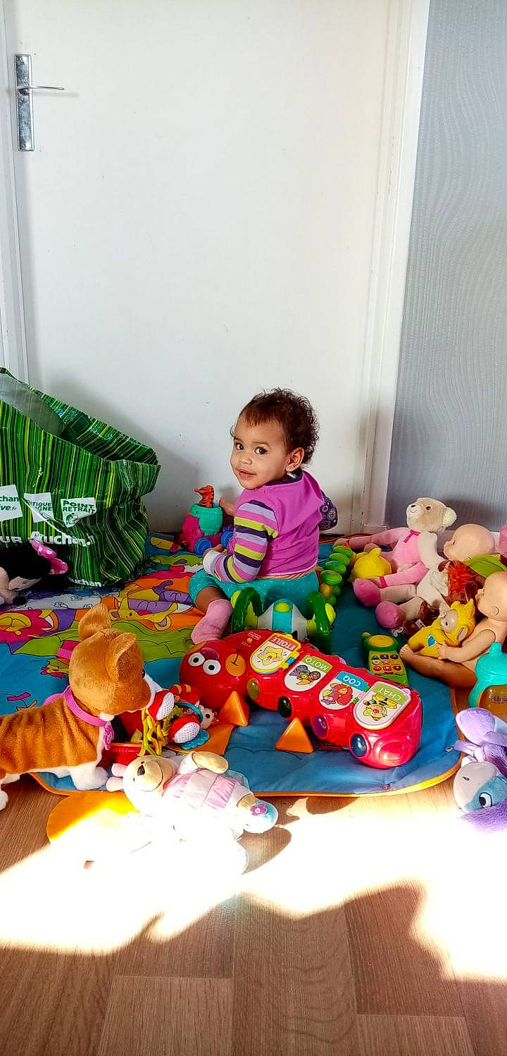 Mylena a rejoint le concours — aidez-le/la à gagner de superbes lots ! baby, child, party, person, play, sitting, toddler, toy