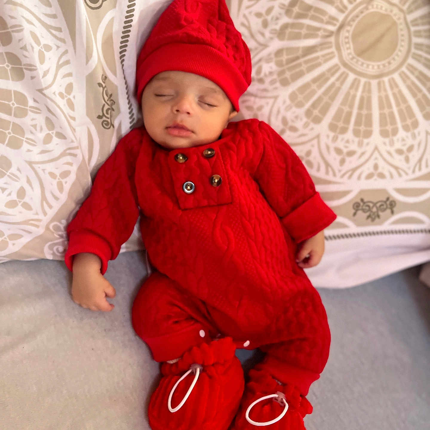 Denahi a rejoint le concours — aidez-le/la à gagner de superbes lots ! baby, bonnet, cap, clothing, coat, cushion, face, hat, head, homedecor, hood, hoodie, jacket, knitwear, pants, person, photography, portrait, sweater, sweatshirt