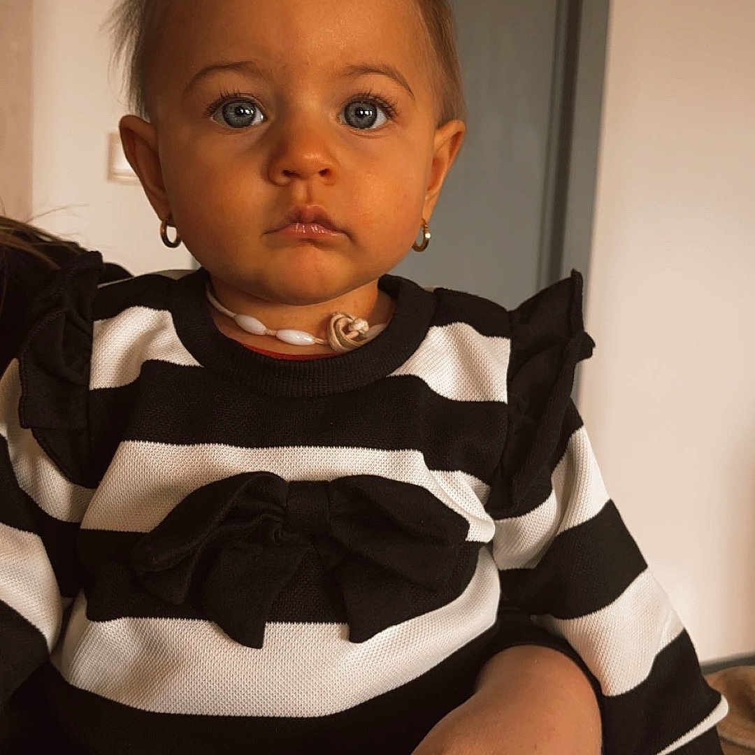 Evenly a rejoint le concours — aidez-le/la à gagner de superbes lots ! accessories, baby, blouse, bodypart, clothing, door, dress, earring, face, finger, hand, head, indoors, jewelry, necklace, person, photography, portrait, sitting, t_shirt