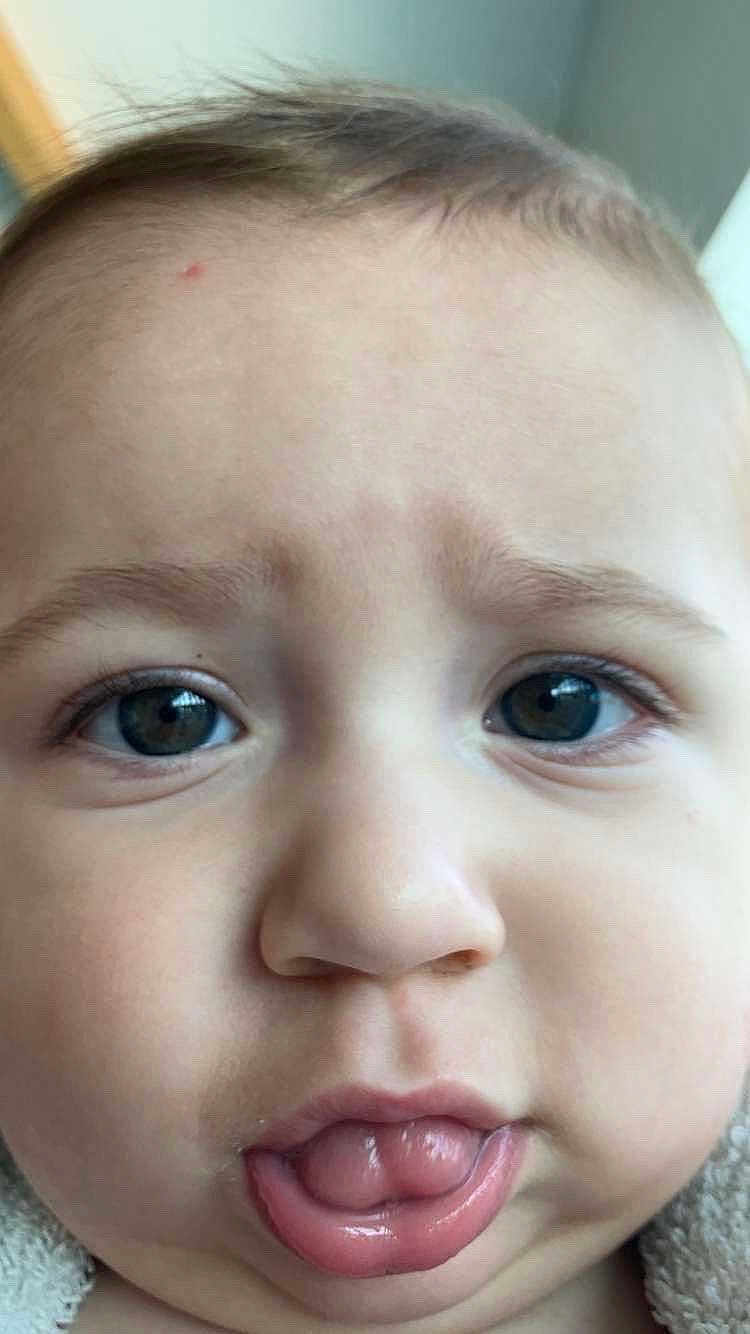 Dusan a rejoint le concours — aidez-le/la à gagner de superbes lots ! baby, child, close_up, cute, expression, eyes, face, funny_face, head, human, indoor, infant, mouth, person, portrait, skin, skin_tone, tongue, tongue_out, young_child