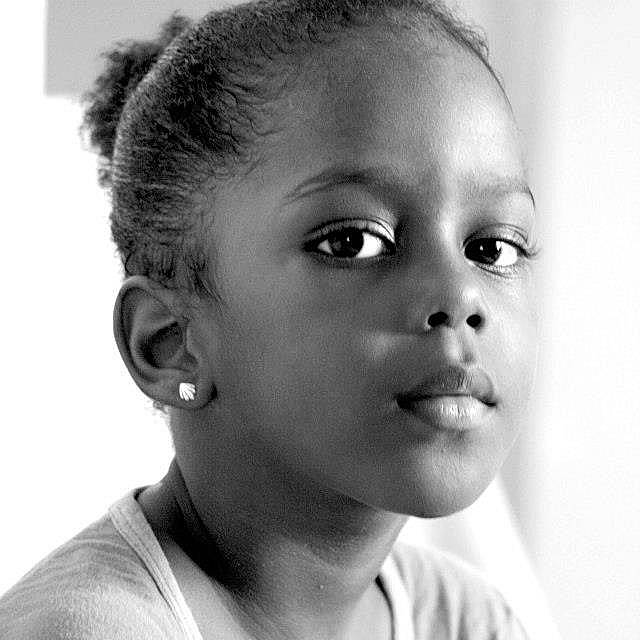 Camila a rejoint le concours — aidez-le/la à gagner de superbes lots ! black_and_white, cheek, child, chin, close_up, ear, eye, eyebrow, face, forehead, head, lip, monochrome, monochrome_photography, nose, person, photography, portrait, portrait_photography, smile