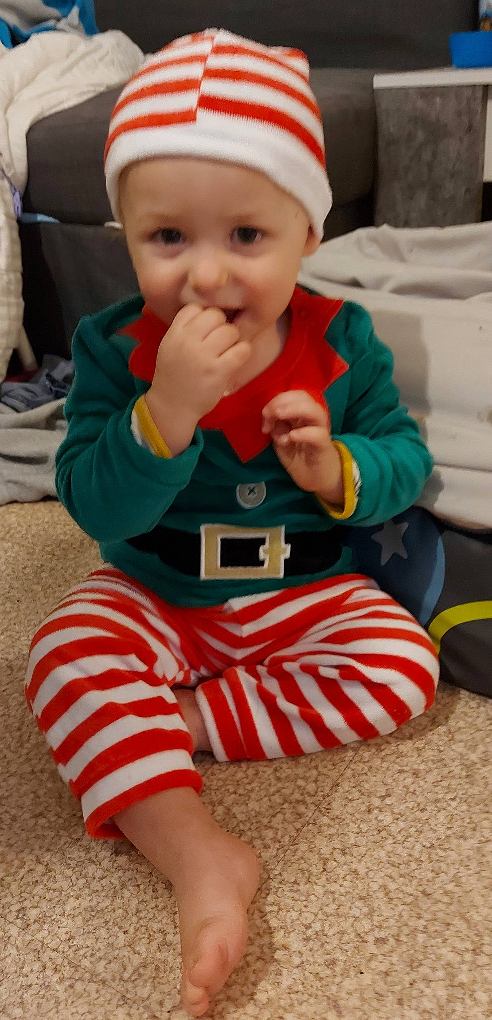 Rafaël participe au concours pour gagner de l'argent avec cette photo : baby, baby_toddler_clothing, child, christmas, event, eye, face, facial_expression, fictional_character, finger, fun, happy, headwear, holiday, mammal, person, sitting, sleeve, smile, sock