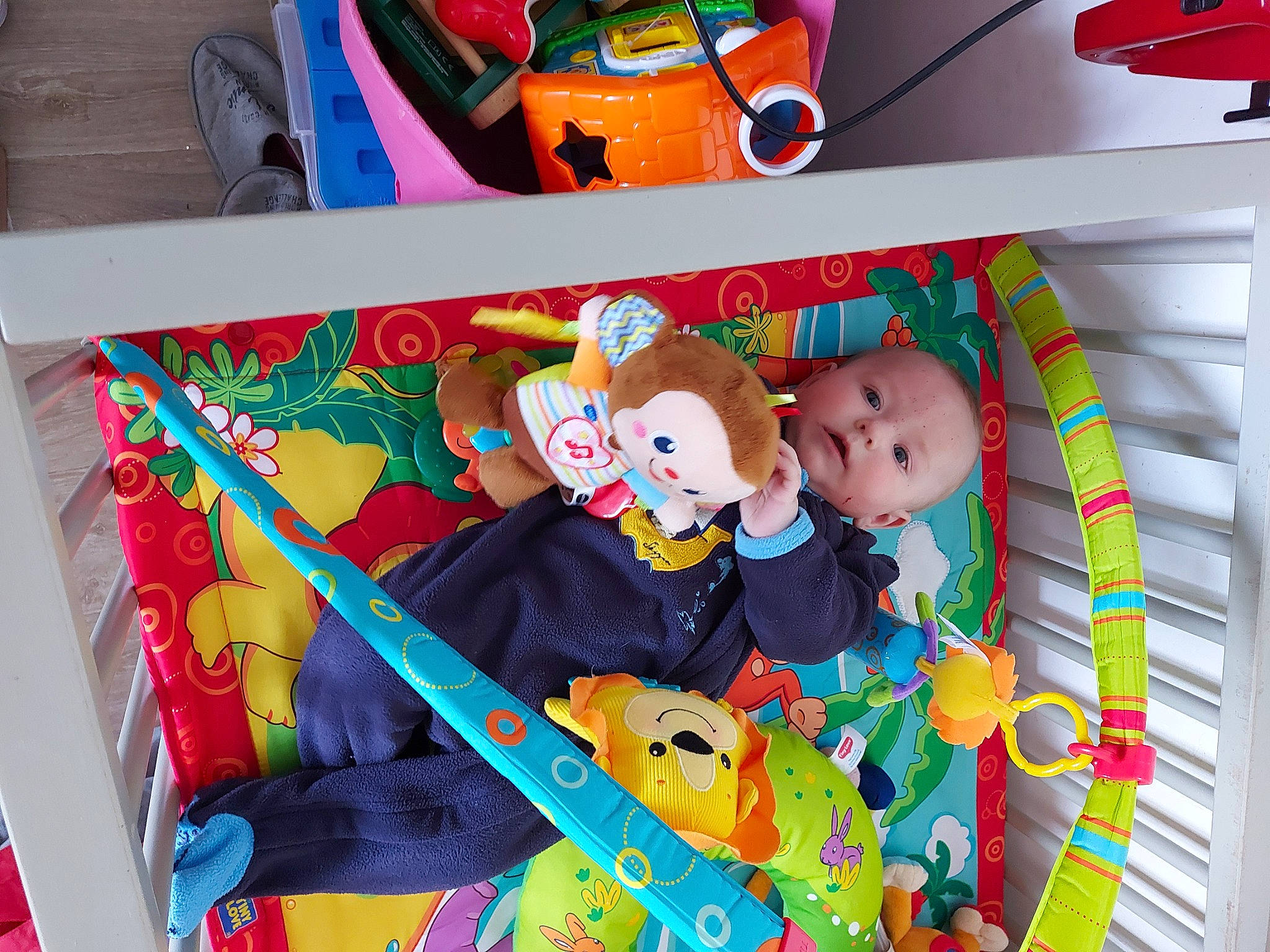 Rafaël participe au concours pour gagner de l'argent avec cette photo : art, baby, baby_products, baby_toddler_clothing, baby_toys, bag, box, child, event, linens, orange, pattern, person, plastic, play, room, stuffed_toy, toddler, toy