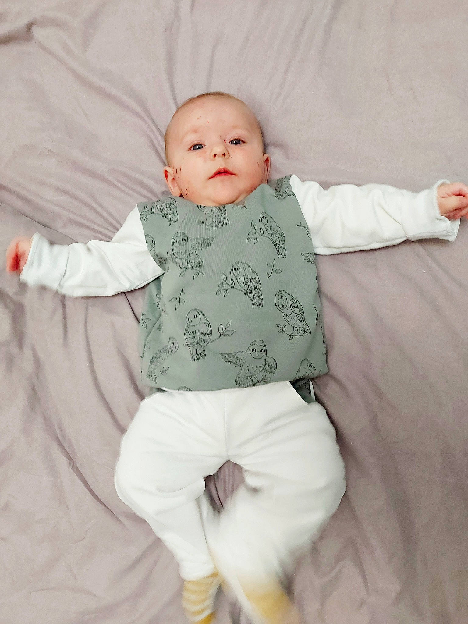 Rafaël participe au concours pour gagner de l'argent avec cette photo : arm, baby, baby_toddler_clothing, child, comfort, eye, fun, gesture, happy, knee, linens, pattern, person, pink, portrait_photography, room, sitting, sleeve, sock, textile