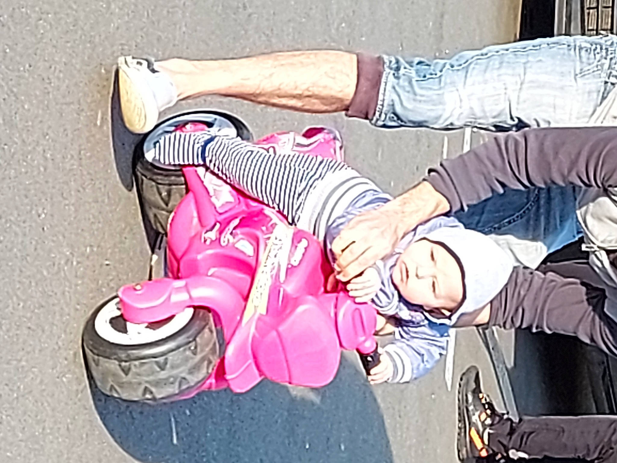 Rafaël a rejoint le concours — aidez-le/la à gagner de superbes lots ! art, eyewear, fun, gesture, happy, headwear, human_leg, knee, leg, leisure, magenta, pattern, person, pink, shoe, sitting, sneakers, street_fashion, sunglasses, textile