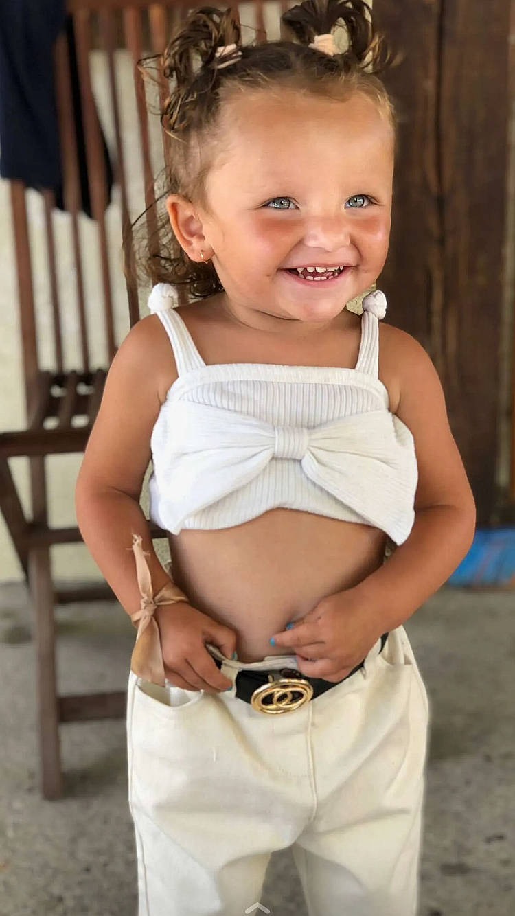 Djelsy participe au concours pour gagner de l'argent avec cette photo : abdomen, baby, baby_toddler_clothing, chest, child, elbow, gesture, happy, joint, joy, knee, neck, person, photograph, skin, sleeve, smile, standing, thigh, toddler