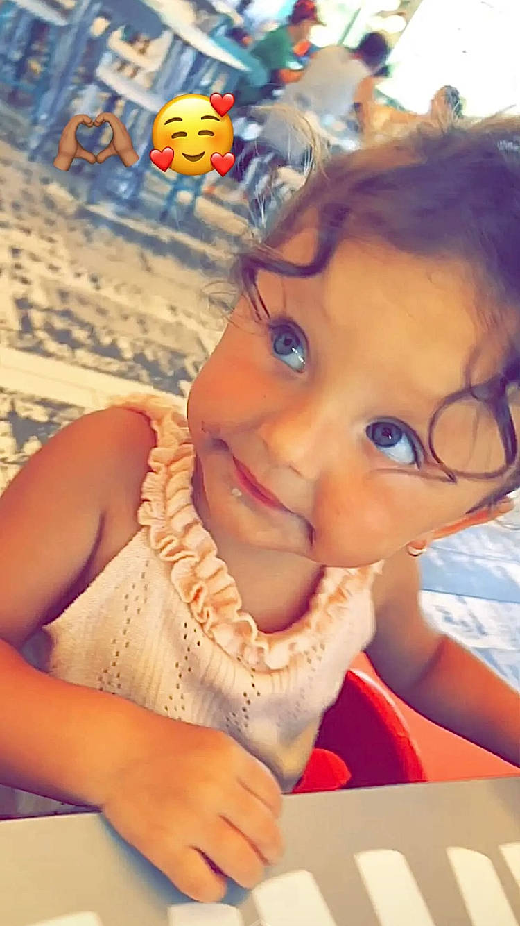 Djelsy participe au concours pour gagner de l'argent avec cette photo : beauty, cheek, child, chin, eyebrow, finger, fun, gesture, happy, leisure, lip, mouth, nose, person, recreation, skin, smile, summer, thumb, toddler