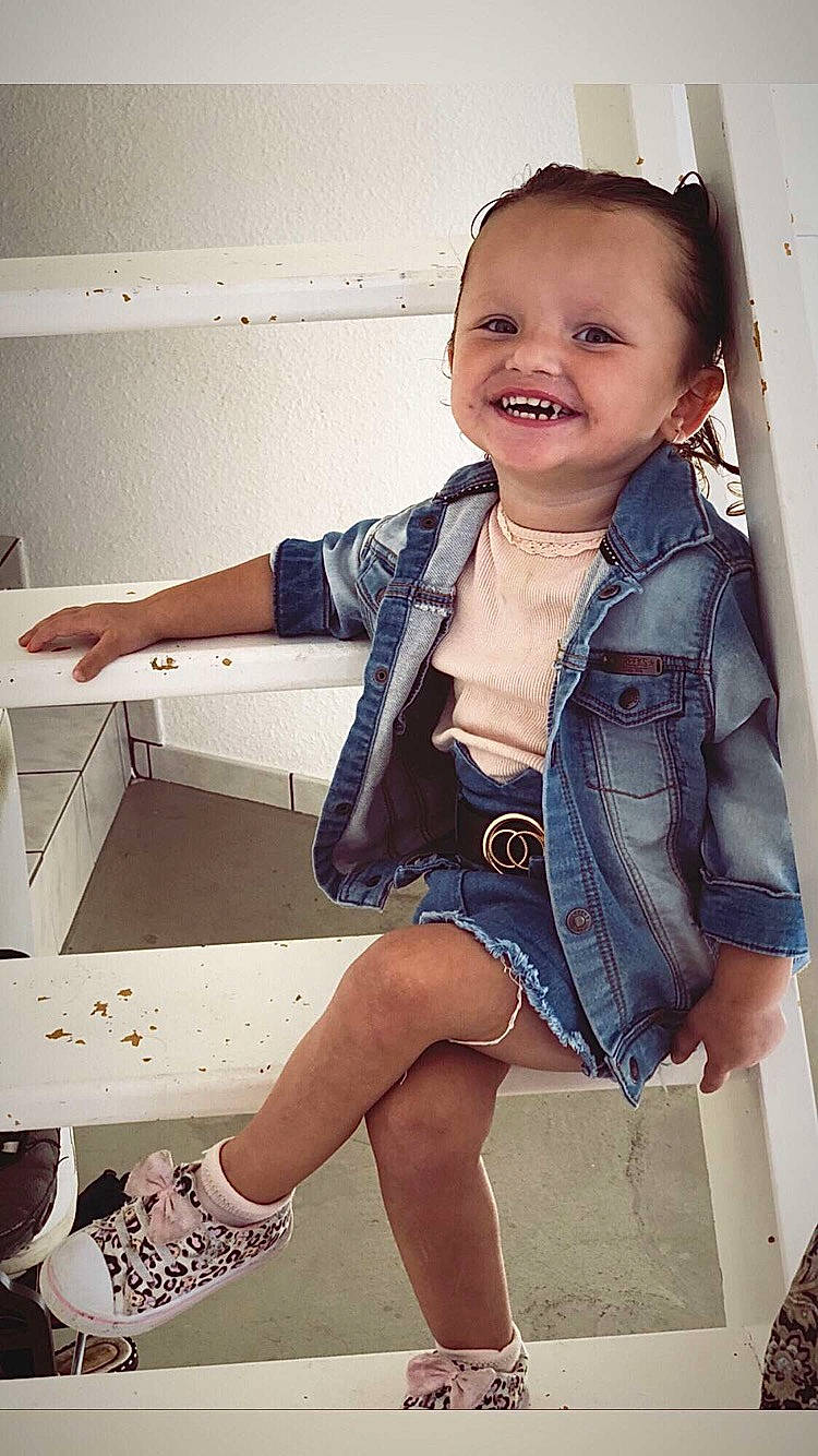 Djelsy participe au concours pour gagner de l'argent avec cette photo : baby_toddler_clothing, blond, child, denim, electric_blue, fashion, fun, happy, human_leg, joint, joy, knee, leg, person, shoulder, sleeve, smile, standing, t_shirt, thigh