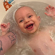 Malo participe au concours pour gagner de l'argent avec cette photo : baby, bath, water, smile, happy, child, tattoo, arm, bathtub, skin, face, joy, cute, floating, infant, playful, expression, support, sticker, relaxation