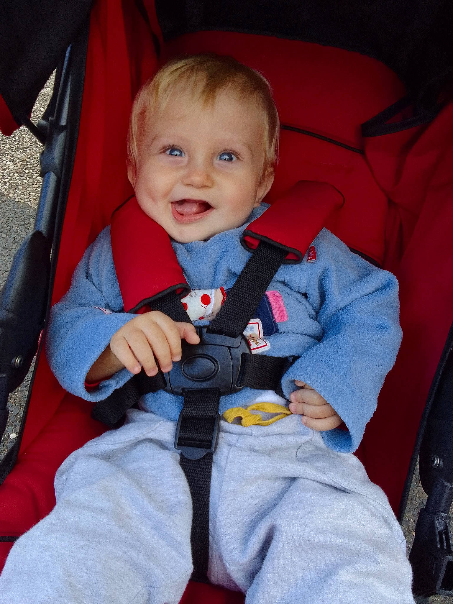 Adrien participe au concours pour gagner de l'argent avec cette photo : baby, baby_carriage, baby_products, baby_toddler_clothing, car_seat, chair, cheek, child, comfort, electric_blue, finger, fun, happy, head, joy, lap, people, person, sitting, skin