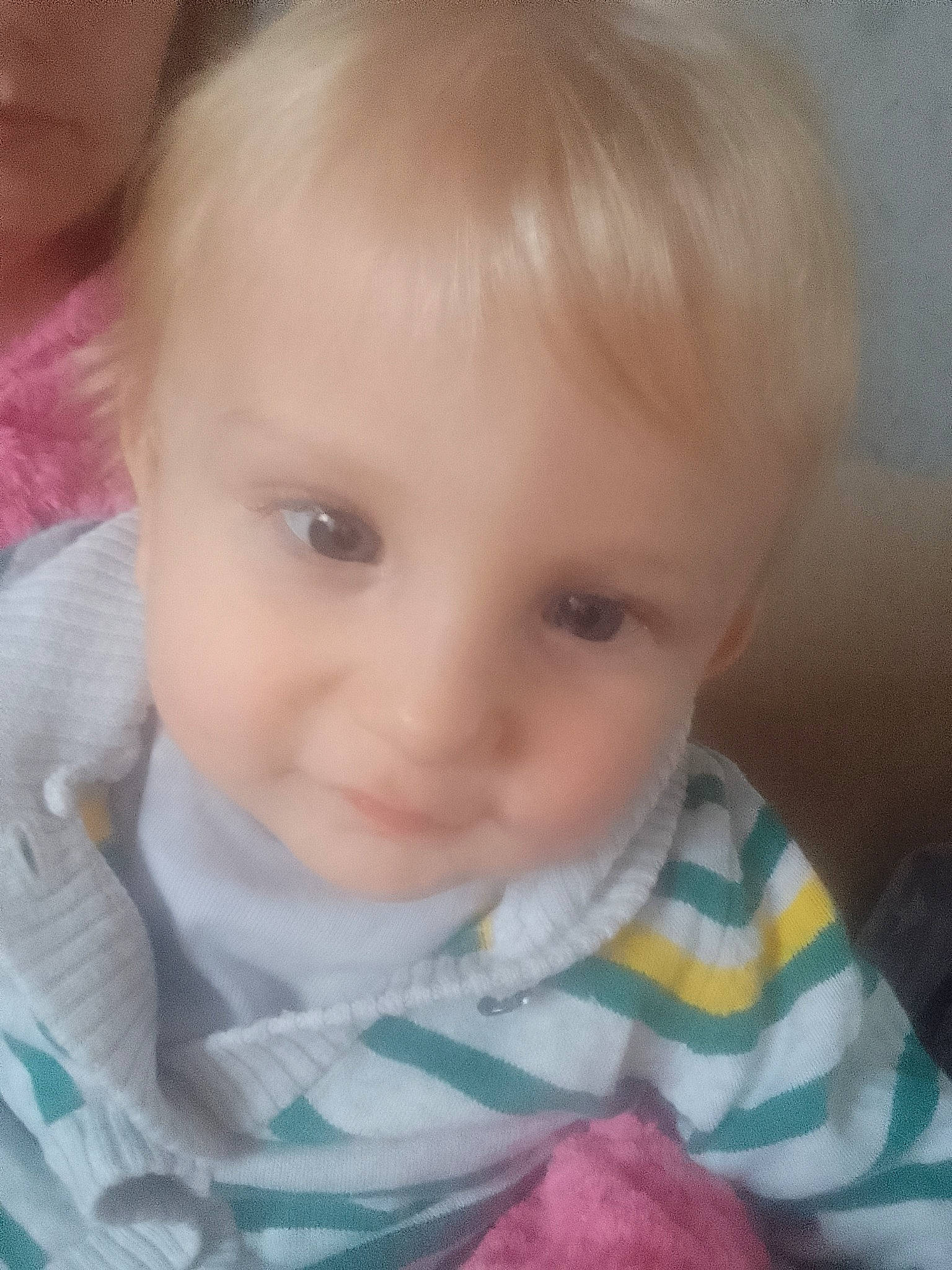 Adrien participe au concours pour gagner de l'argent avec cette photo : baby, baby_toddler_clothing, blond, brown_hair, cheek, child, ear, eyebrow, eyelash, happy, iris, lip, mouth, neck, nose, pattern, person, sitting, skin, sleeve