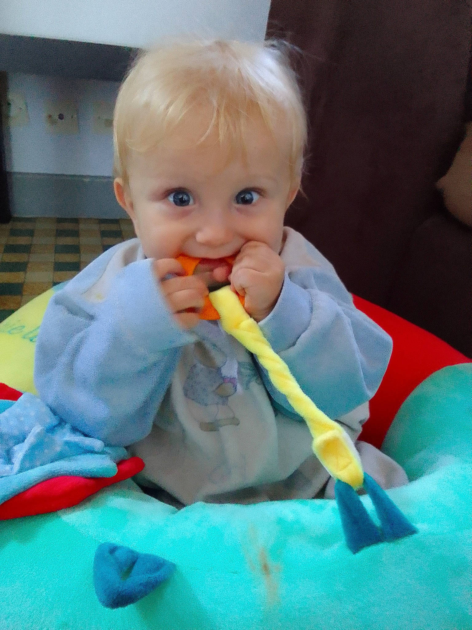 Adrien a rejoint le concours — aidez-le/la à gagner de superbes lots ! baby, baby_grabbing_for_something, baby_playing_with_food, baby_products, baby_toddler_clothing, baby_toys, biting, cheek, child, eating, finger, food_craving, fun, happy, iris, mouth, nose, person, sitting, sweetness