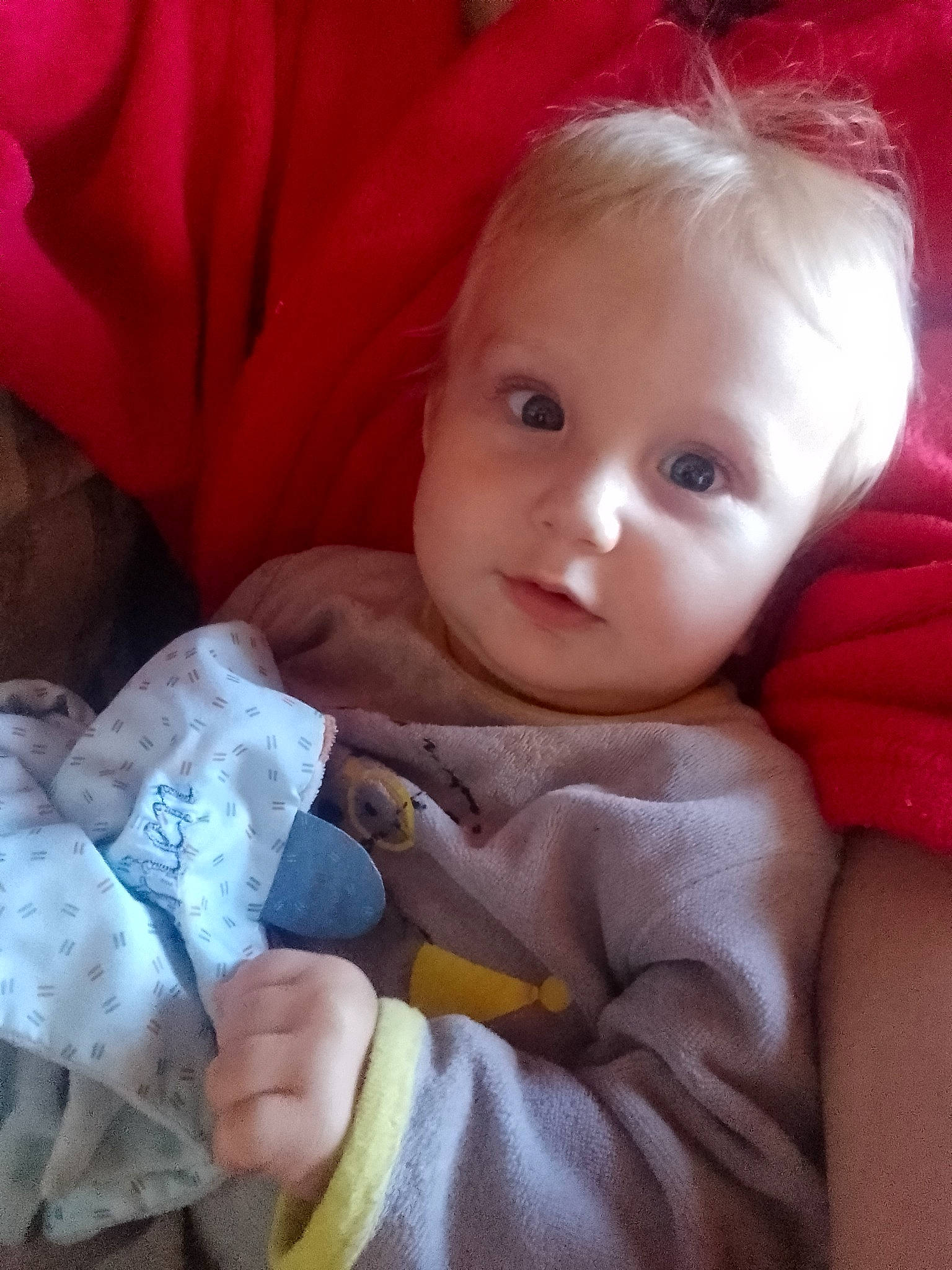 Adrien participe au concours pour gagner de l'argent avec cette photo : baby, baby_toddler_clothing, cheek, chin, comfort, ear, eye, eyebrow, finger, gesture, happy, human_body, interaction, iris, lip, mouth, nose, person, skin, thumb