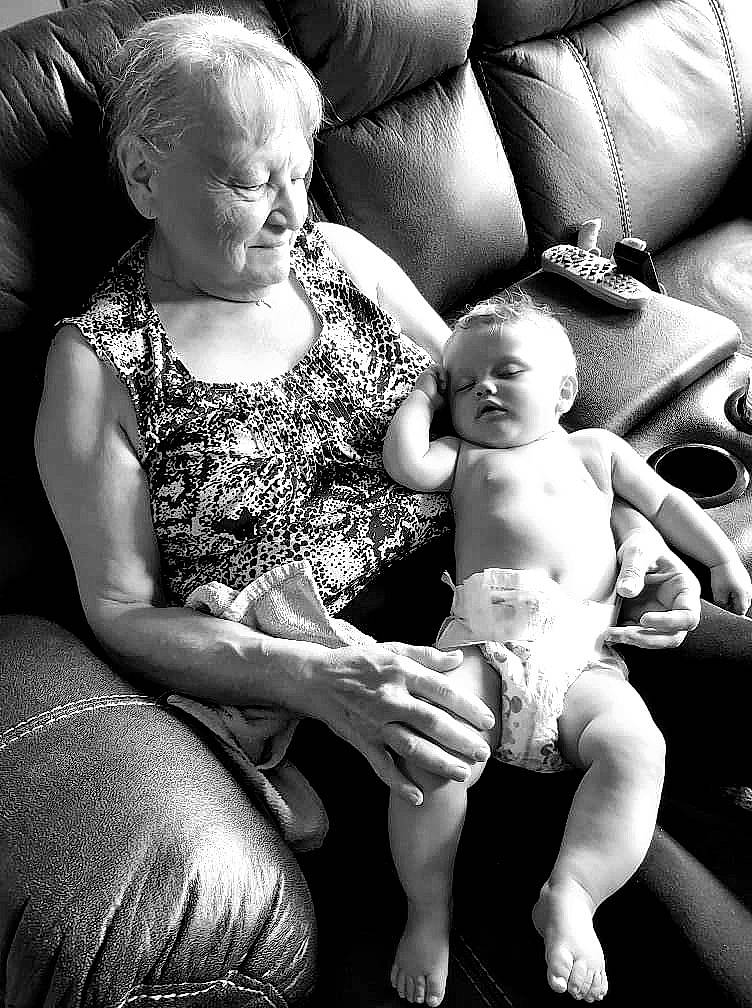 Ludovic participe au concours pour gagner de l'argent avec cette photo : baby, black, black_and_white, comfort, eye, face, flash_photography, furniture, hair, hairstyle, hand, happy, head, human, human_body, lap, leg, person, skin, style