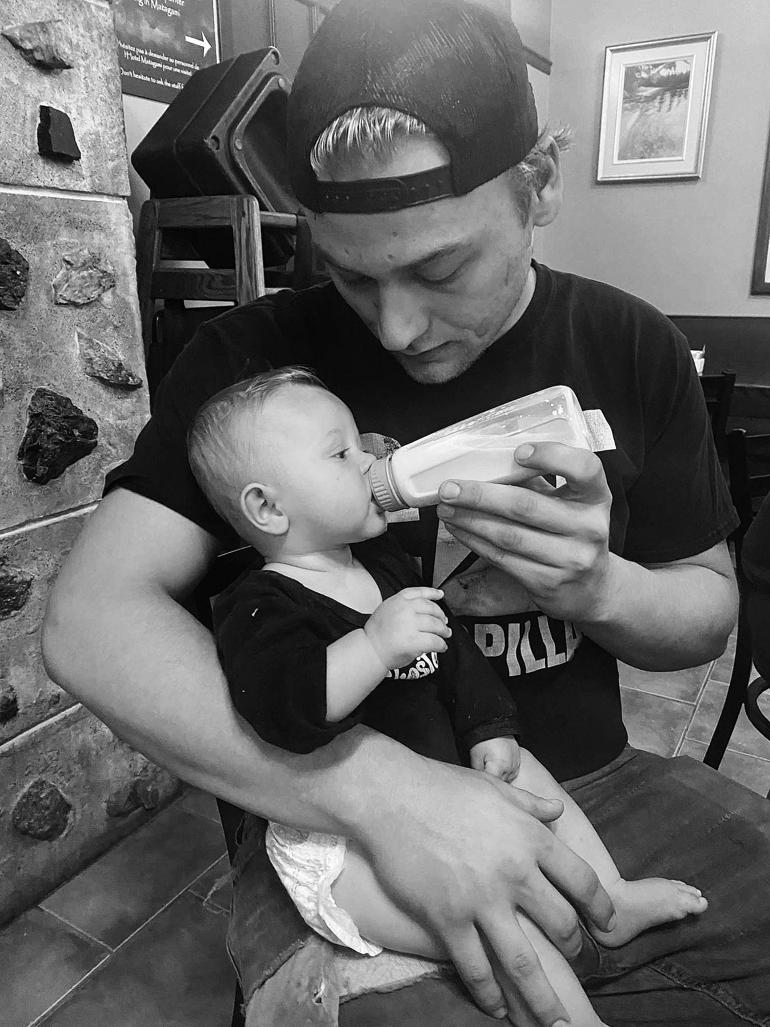 Ludovic participe au concours pour gagner de l'argent avec cette photo : arm, baby, baseball_cap, black, black_and_white, cap, elbow, gesture, hand, happy, monochrome, monochrome_photography, muscle, person, photograph, shorts, snapshot, style, t_shirt, toddler