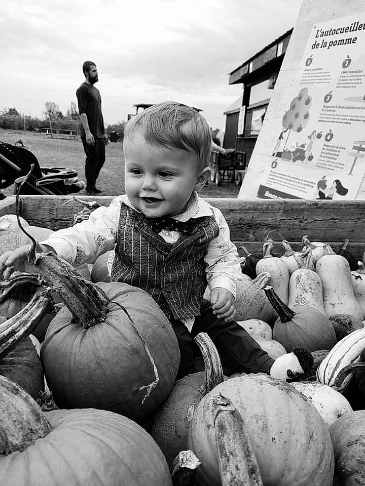Ludovic a rejoint le concours — aidez-le/la à gagner de superbes lots ! black, black_and_white, calabaza, cloud, gourd, monochrome, monochrome_photography, natural_foods, people, person, photograph, plant, pumpkin, sky, smile, squash, standing, style, toddler, white