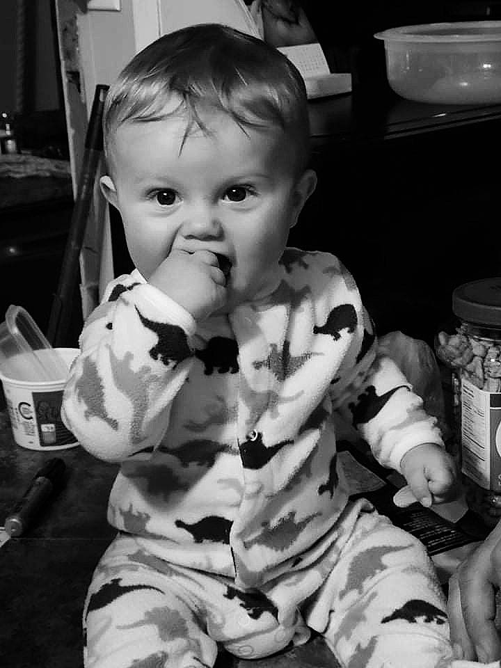 Ludovic a rejoint le concours — aidez-le/la à gagner de superbes lots ! baby, baby_toddler_clothing, black_and_white, cheek, cool, eye, facial_expression, fun, hair, hand, happy, human_body, iris, mouth, person, skin, sleeve, standing, style, toddler