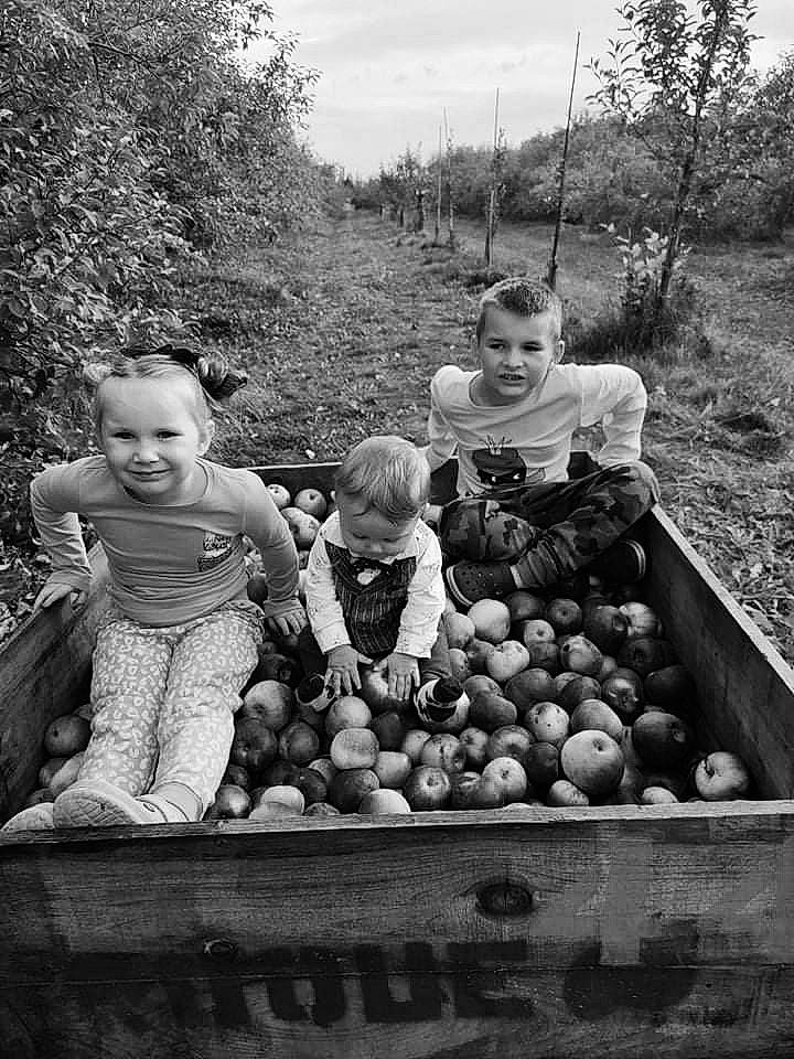 Ludovic participe au concours pour gagner de l'argent avec cette photo : black, black_and_white, face, fruit, fun, grass, happy, head, joy, natural_foods, people, person, plant, public_space, shorts, sky, smile, standing, style, toddler