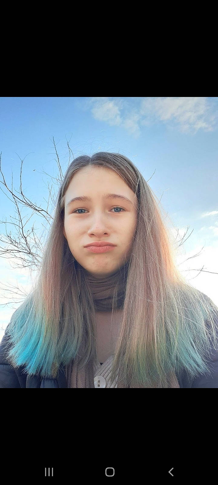 Jodie participe au concours pour gagner de l'argent avec cette photo : beauty, black_hair, blond, chin, cloud, electric_blue, eyebrow, eyelash, flash_photography, fun, grass, hairstyle, happy, jaw, lip, long_hair, people_in_nature, person, skin, sky