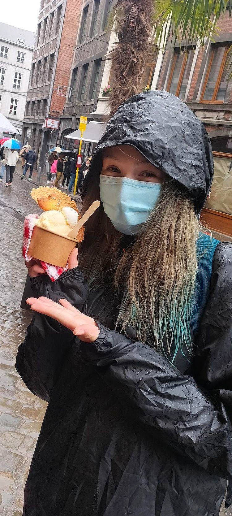 Jodie participe au concours pour gagner de l'argent avec cette photo : blond, cap, clothing, eyewear, fashion_accessory, finger, fun, fur, gesture, glove, goggles, hand, headgear, person, personal_protective_equipment, standing, street_fashion, sun_hat, textile, travel