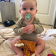 Emilio a rejoint le concours — aidez-le/la à gagner de superbes lots ! baby, blanket, blue_eyes, child, clothing, curious, cute, door, face, floor, foot, hand, head, indoor, pacifier, person, plush_toy, sitting, slippers, toy
