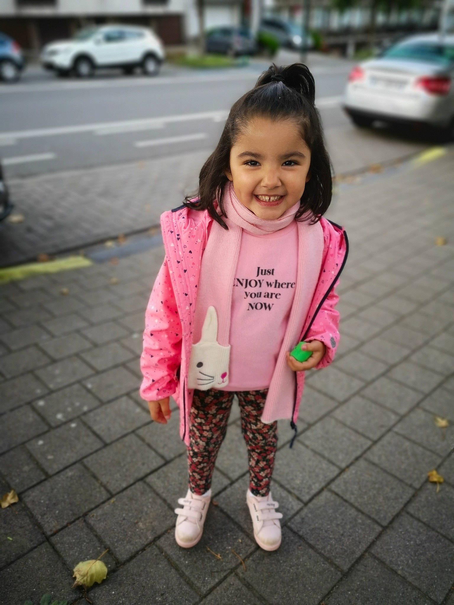 Melay a rejoint le concours — aidez-le/la à gagner de superbes lots ! asphalt, car, city, eye, face, hair, happy, head, joy, magenta, pedestrian, person, pink, recreation, road, road_surface, sidewalk, smile, street_fashion, toddler