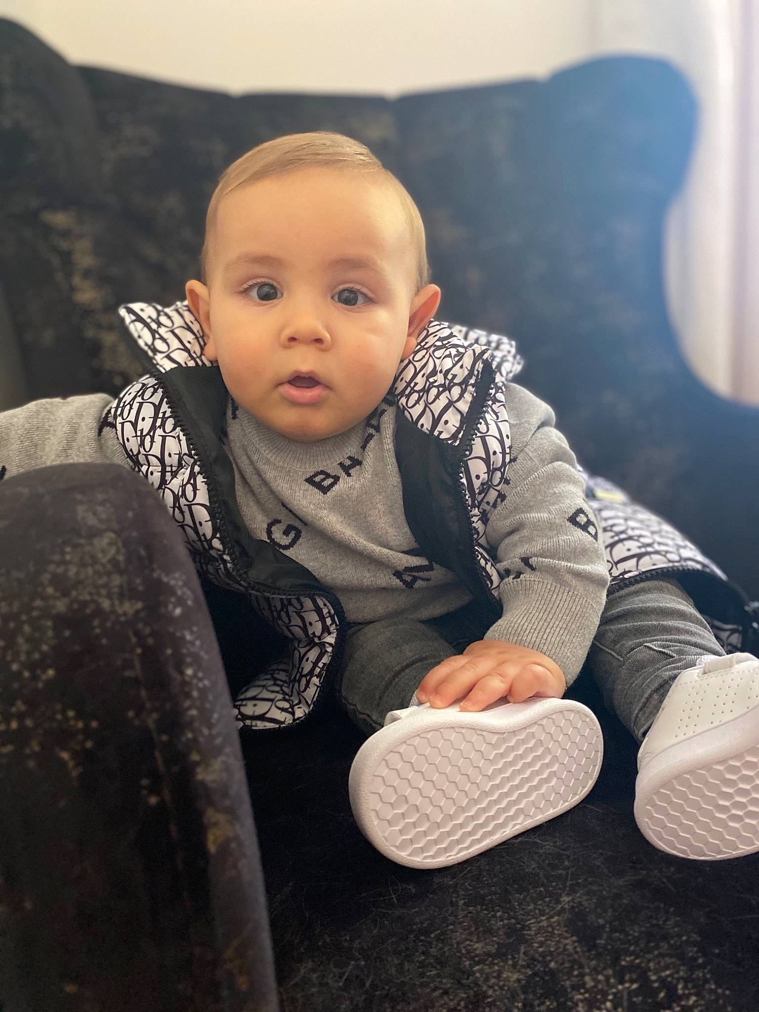 Ishâq participe au concours pour gagner de l'argent avec cette photo : baby, baby_toddler_clothing, cheek, child, comfort, cool, eye, finger, flash_photography, flooring, fun, happy, human_leg, person, sitting, sleeve, standing, thigh, tints_and_shades, toddler