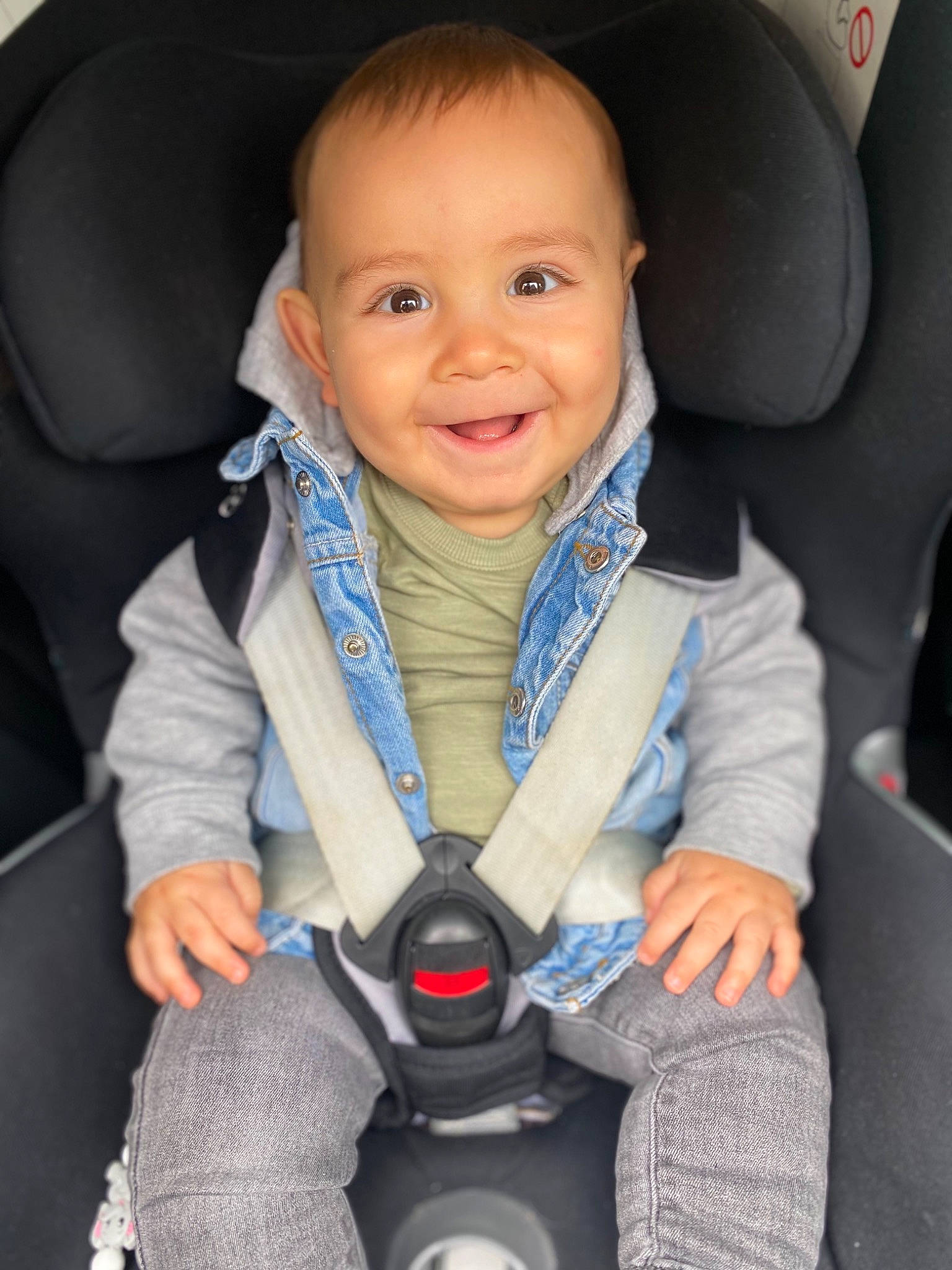 Ishâq a rejoint le concours — aidez-le/la à gagner de superbes lots ! auto_part, automotive_design, baby, baby_carriage, baby_in_car_seat, black, car_seat, cheek, child, comfort, electric_blue, finger, happy, joy, person, plant, product, seat_belt, smile, thumb