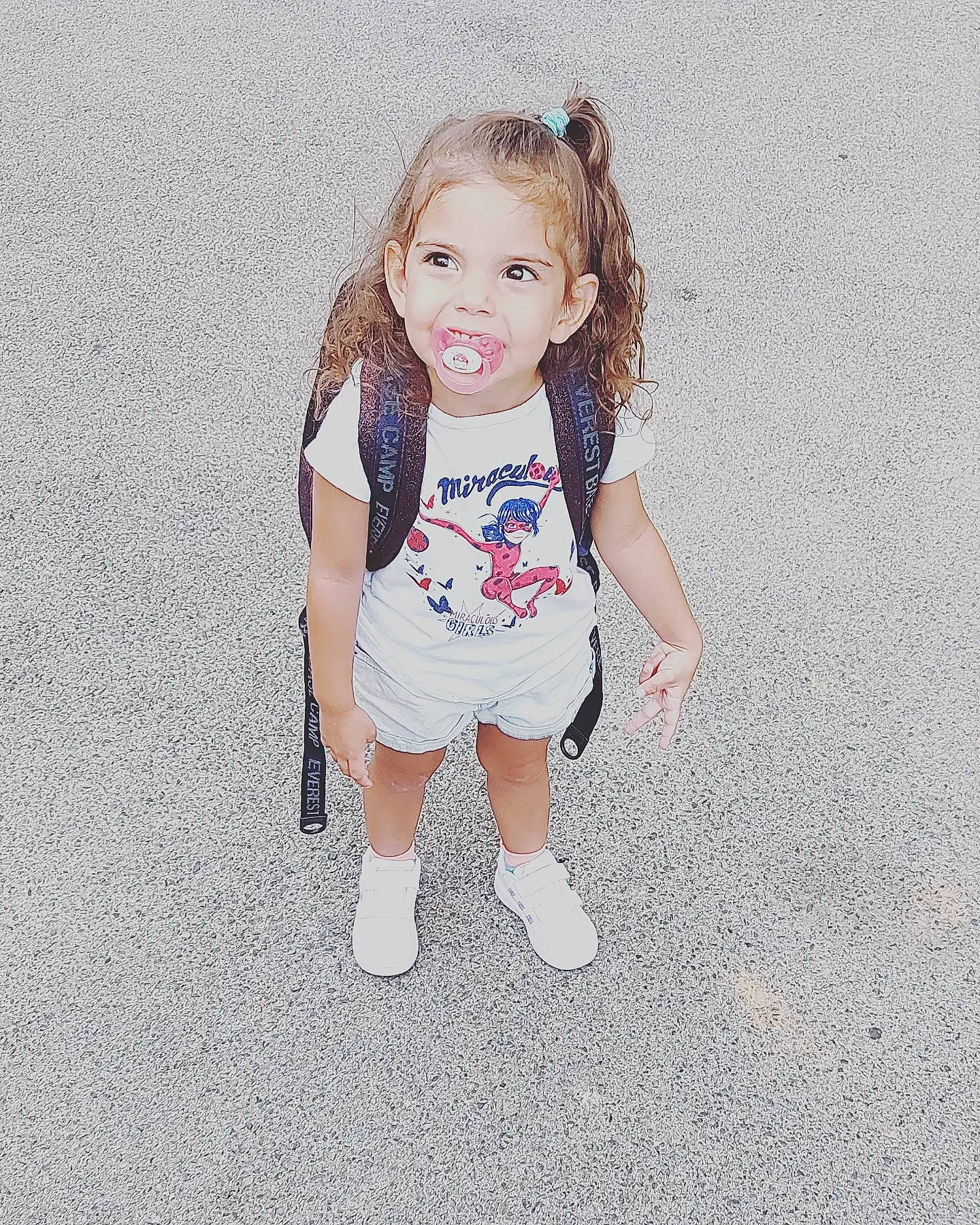 Livia a rejoint le concours — aidez-le/la à gagner de superbes lots ! arm, baby_toddler_clothing, clothing, face, gesture, hand, happy, head, human_body, human_leg, knee, neck, person, shorts, sleeve, smile, sock, sportswear, t_shirt, thigh