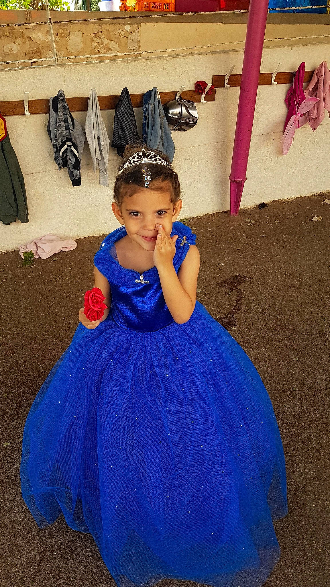 Livia a rejoint le concours — aidez-le/la à gagner de superbes lots ! day_dress, dress, electric_blue, embellishment, eye, face, fashion_design, formal_wear, fun, gown, happy, hat, headgear, joy, magenta, one_piece_garment, person, photograph, sleeve, standing