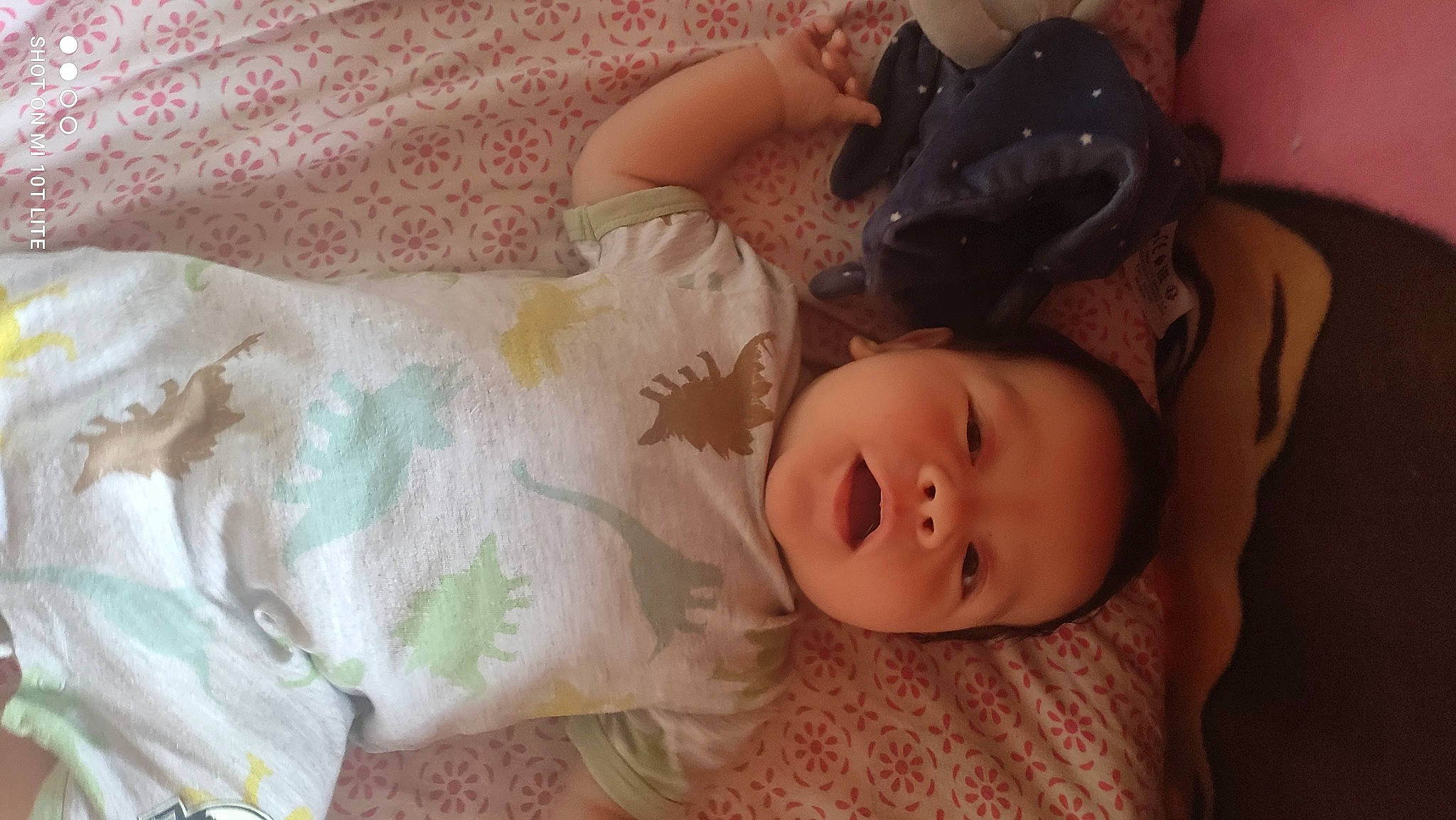 Leo participe au concours pour gagner de l'argent avec cette photo : arm, baby_toddler_clothing, cheek, doll, dress, eye, face, facial_expression, head, headgear, human_body, iris, lip, mammal, nose, person, pink, skin, sleeve, textile