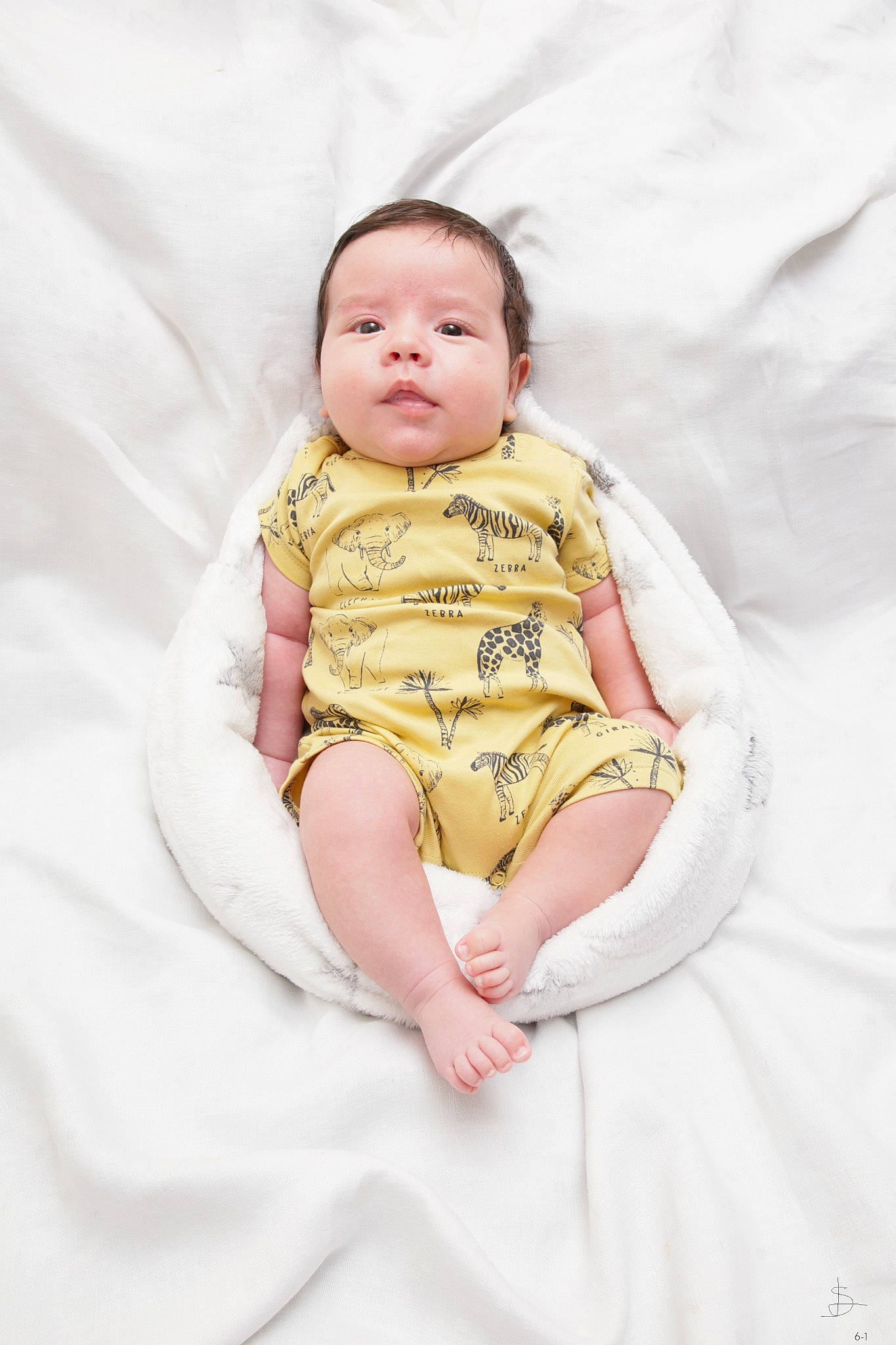 Leo a rejoint le concours — aidez-le/la à gagner de superbes lots ! arm, baby, baby_toddler_clothing, cheek, child, comfort, dress, eye, face, flash_photography, happy, iris, linens, lip, person, pink, sitting, skin, sleeve, textile