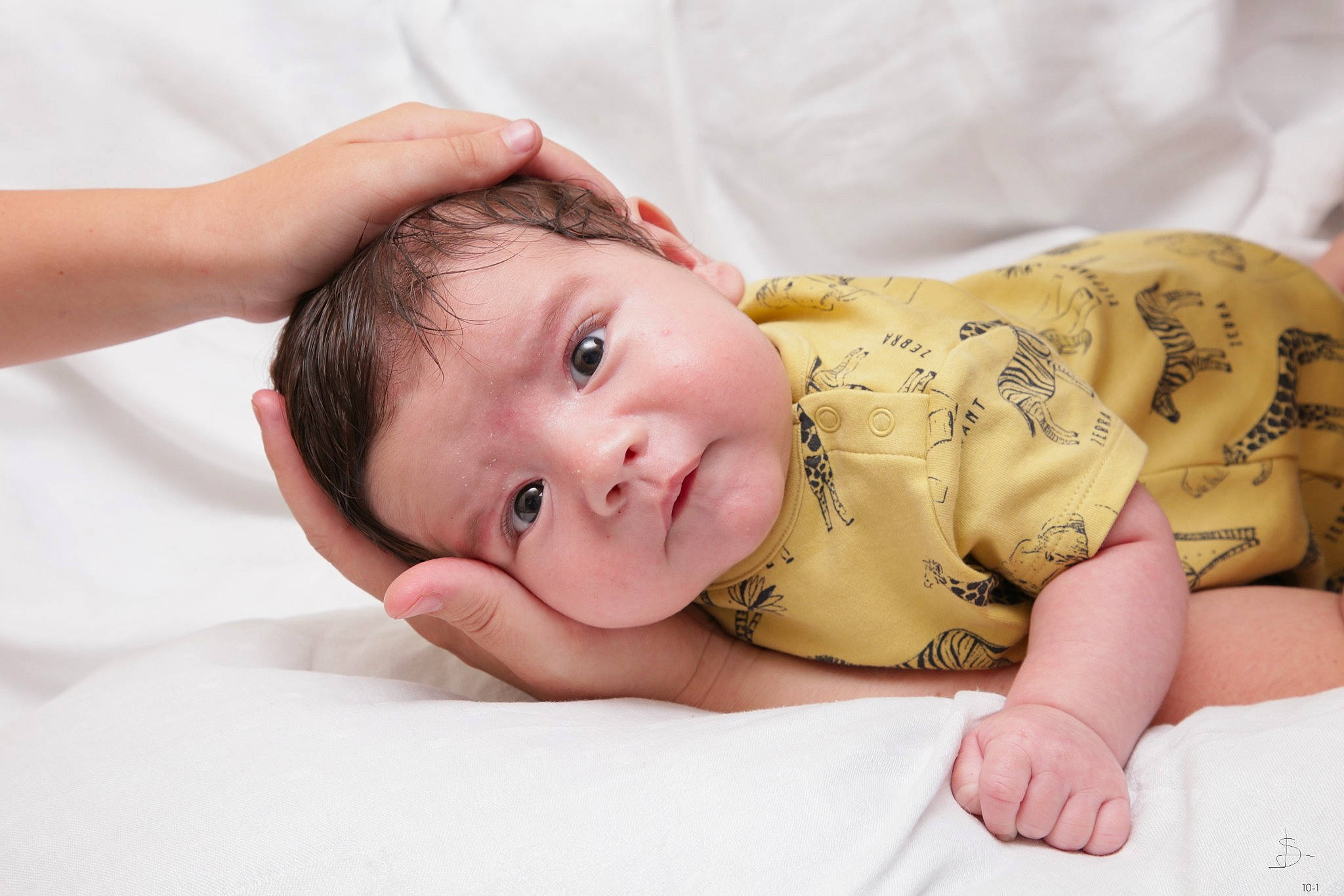 Leo a rejoint le concours — aidez-le/la à gagner de superbes lots ! baby, baby_products, baby_toddler_clothing, cheek, child, collar, comfort, eye, happy, head, headgear, linens, pattern, person, portrait_photography, room, skin, sleeve, smile, stomach