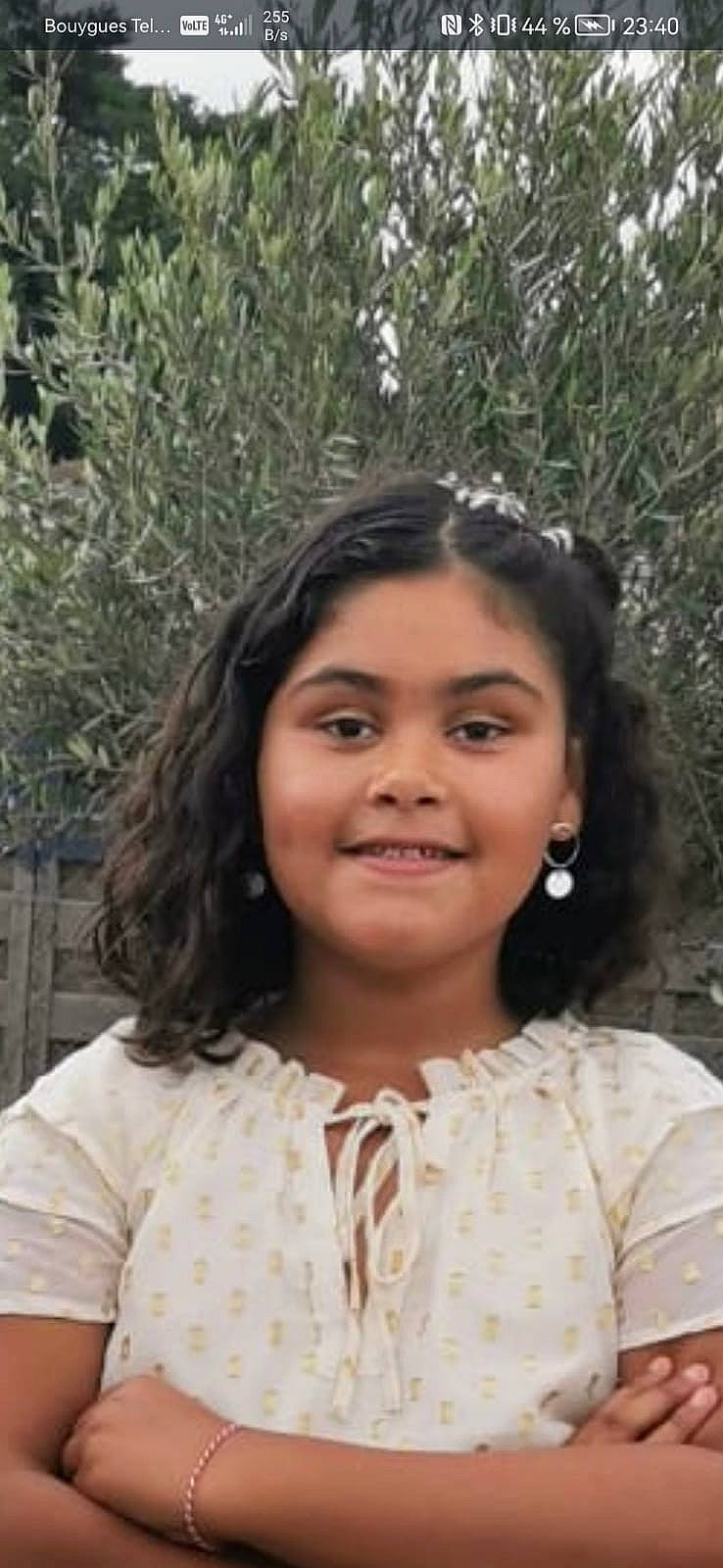 Aliyah a rejoint le concours — aidez-le/la à gagner de superbes lots ! brown_hair, cheek, child, chin, eyebrow, eyelash, face, fun, grass, hair, happy, head, iris, joy, layered_hair, lip, long_hair, nose, person, skin