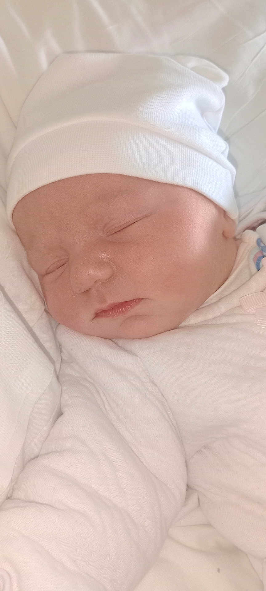 Louna participe au concours pour gagner de l'argent avec cette photo : baby, newborn, sleeping, white_clothing, hat, infant, soft_fabric, peaceful, closeup, face, skin, cute, portrait, child, resting, cozy, wrapped, tiny, fresh, newborn_baby