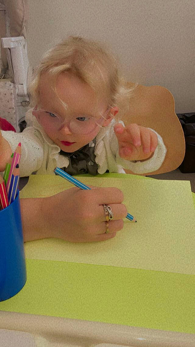 Camélia participe au concours pour gagner de l'argent avec cette photo : arm, bracelet, chair, child, fashion_accessory, finger, fun, hand, jewellery, learning, nail, office_supplies, person, play, room, sitting, table, thumb, toddler, wrist