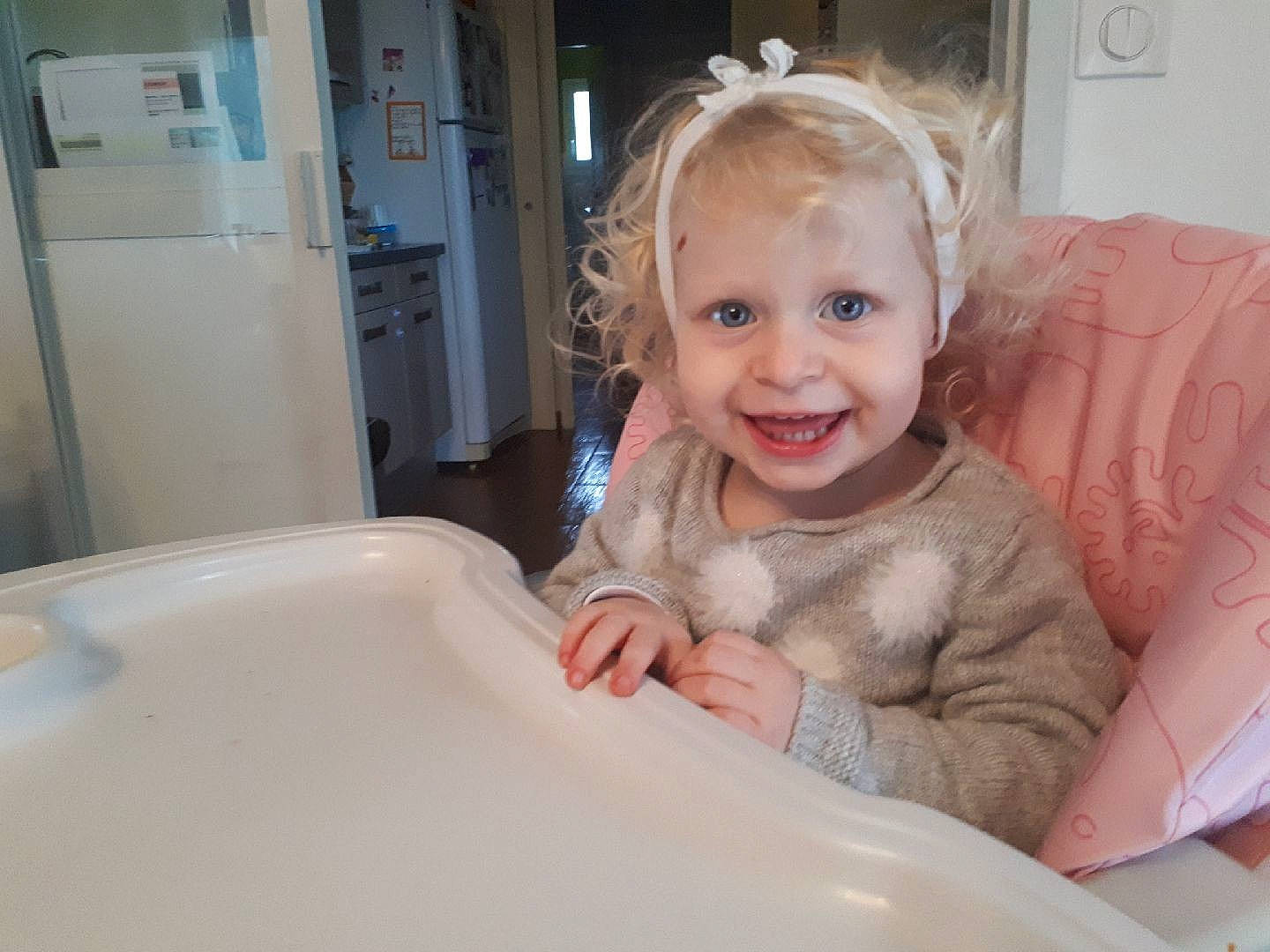 Maéline participe au concours pour gagner de l'argent avec cette photo : bathtub, child, ear, girl, infant, joy, person, product, skin, smile, toddler