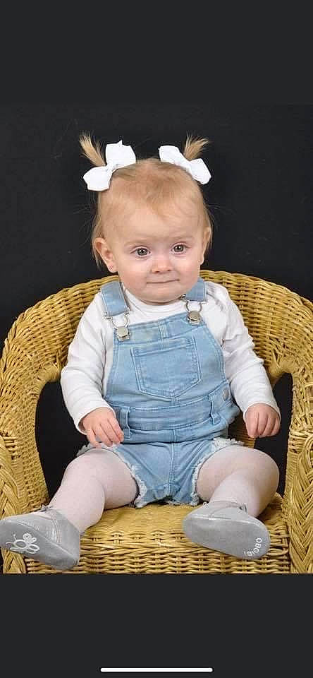 Lyana a rejoint le concours — aidez-le/la à gagner de superbes lots ! baby, baby_toddler_clothing, chair, cheek, dress, eye, fashion_accessory, flash_photography, grass, happy, head, headband, human_body, iris, jewellery, person, sitting, skin, sleeve, toddler