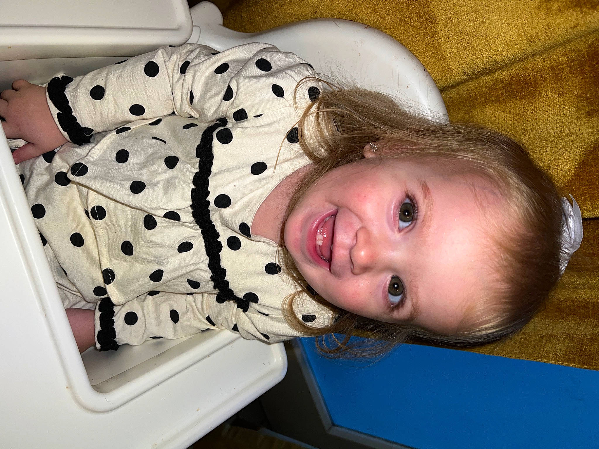 Lyana a rejoint le concours — aidez-le/la à gagner de superbes lots ! baby_toddler_clothing, child, comfort, eyelash, fun, happy, nose, pattern, person, room, sleeve, smile, throat, toddler, wood