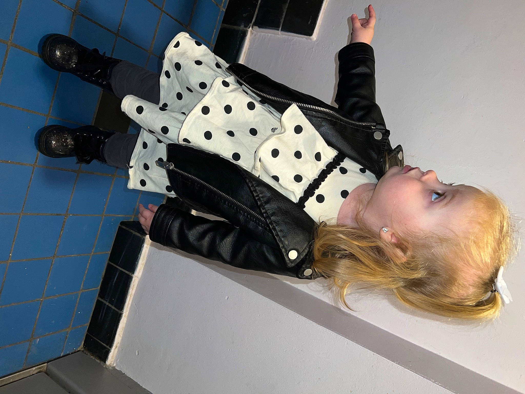 Lyana a rejoint le concours — aidez-le/la à gagner de superbes lots ! comfort, fashion_accessory, fashion_design, human_leg, pattern, person, polka_dot, sock, thigh, tie