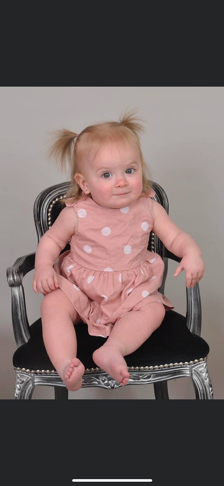Lyana a rejoint le concours — aidez-le/la à gagner de superbes lots ! baby, baby_toddler_clothing, blond, cheek, dress, eye, flash_photography, foot, happy, human_leg, iris, joint, knee, lip, person, pink, skin, smile, thigh, thumb